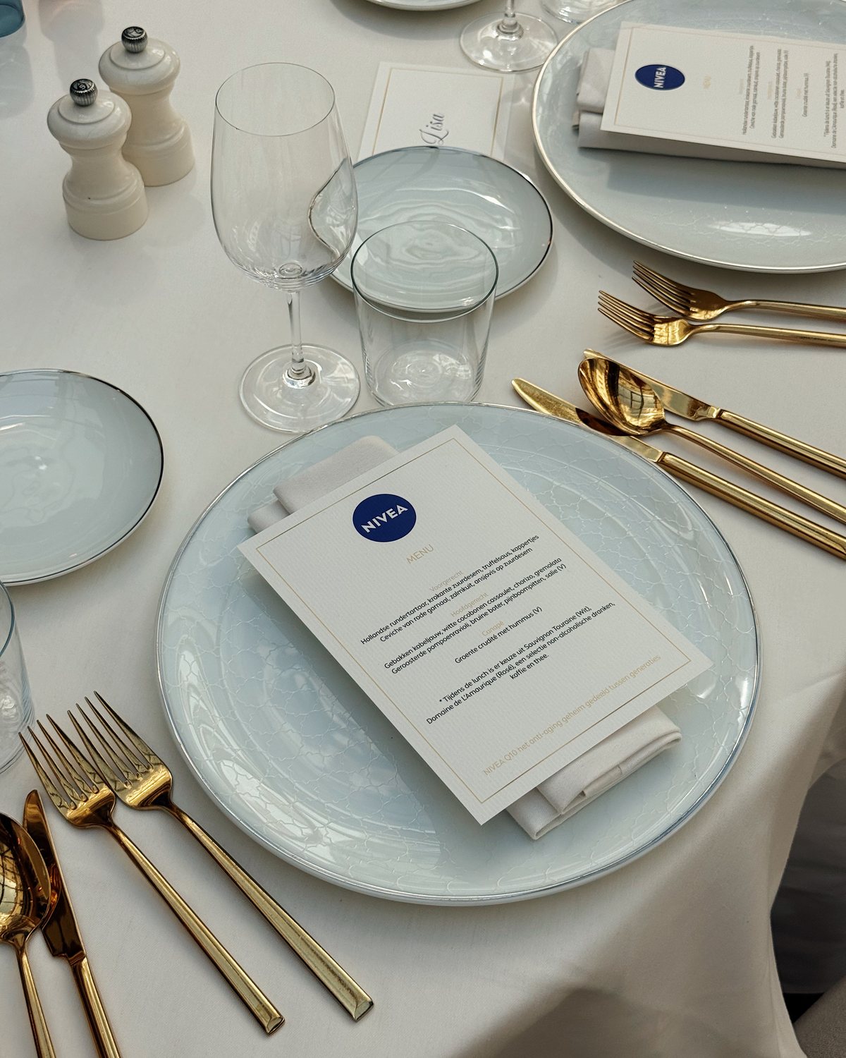 Gedekte tafel met menukaart tijdens een NIVEA-lunch